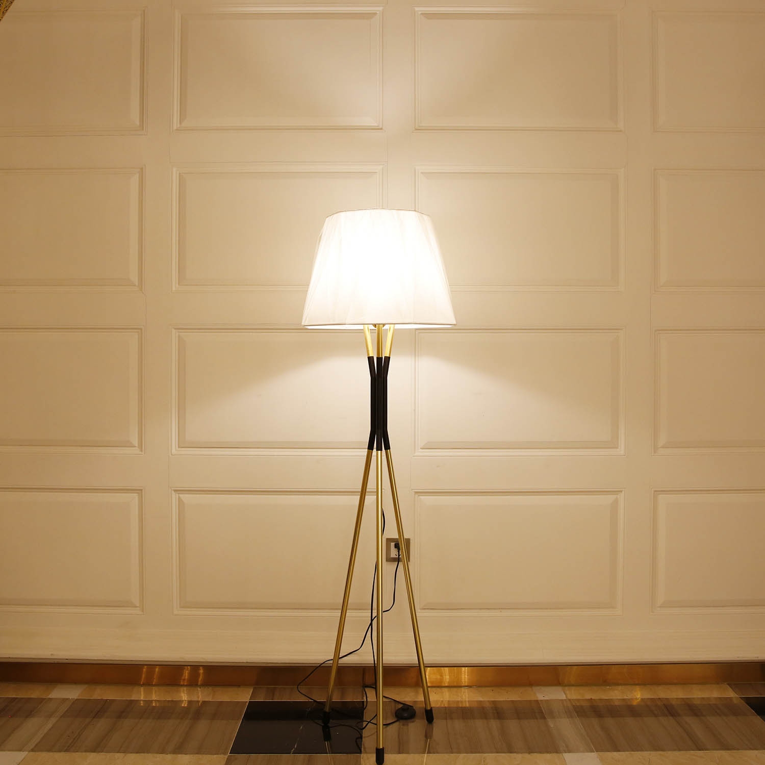 Regular White Golden Bedroom Studyroom Metal Floor Lamp (KA528-F)